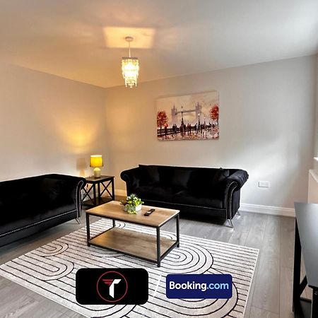 Spacious 4 Bedroom By Tara Stays Short Lets & Serviced Accommodation Aldershot With Free Wifi & Garden מראה חיצוני תמונה