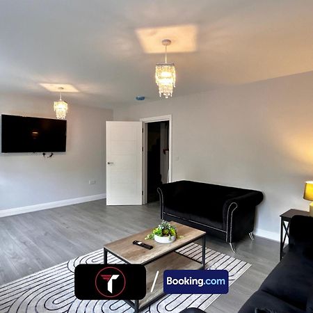 Spacious 4 Bedroom By Tara Stays Short Lets & Serviced Accommodation Aldershot With Free Wifi & Garden מראה חיצוני תמונה