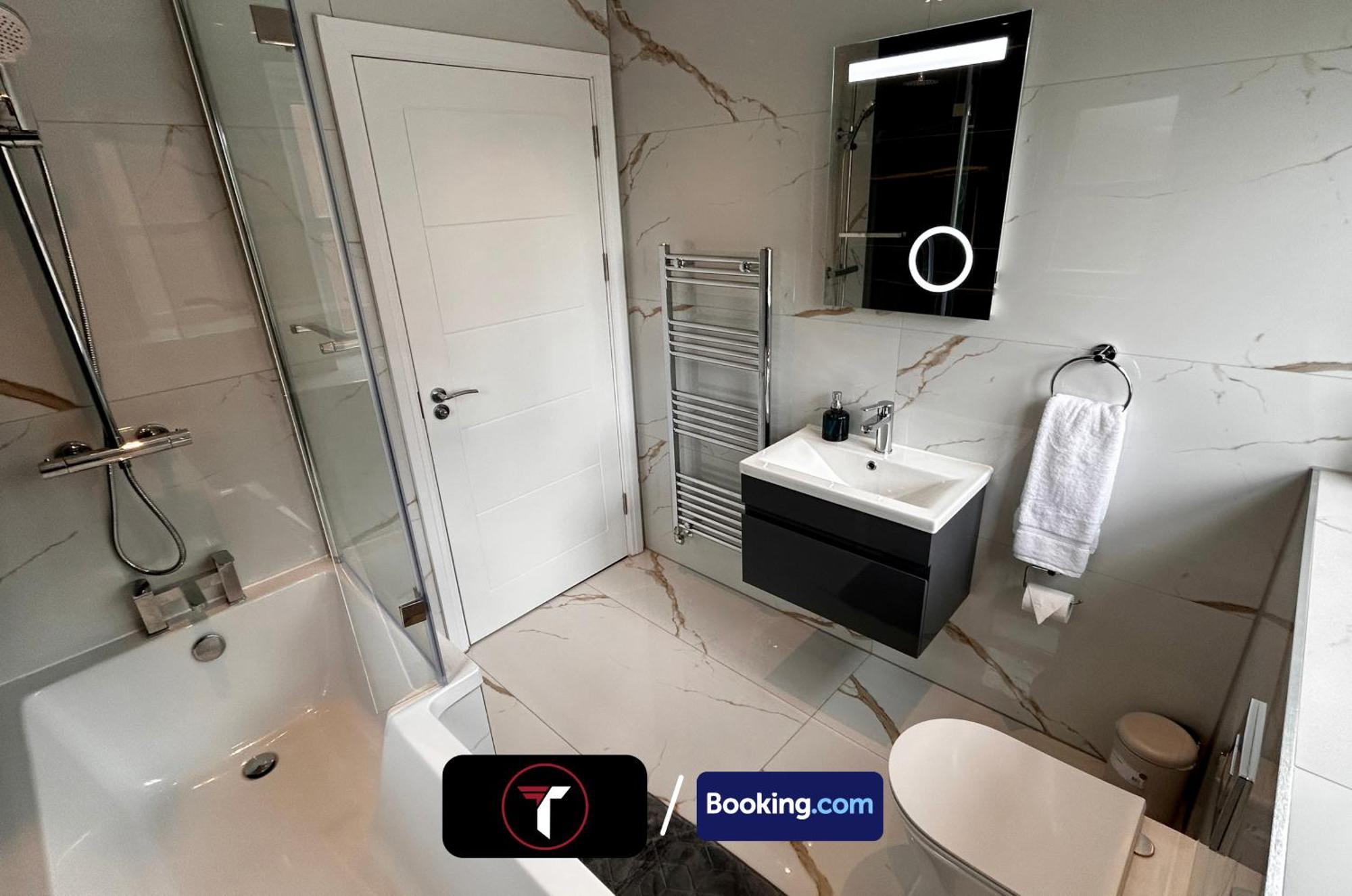Spacious 4 Bedroom By Tara Stays Short Lets & Serviced Accommodation Aldershot With Free Wifi & Garden מראה חיצוני תמונה