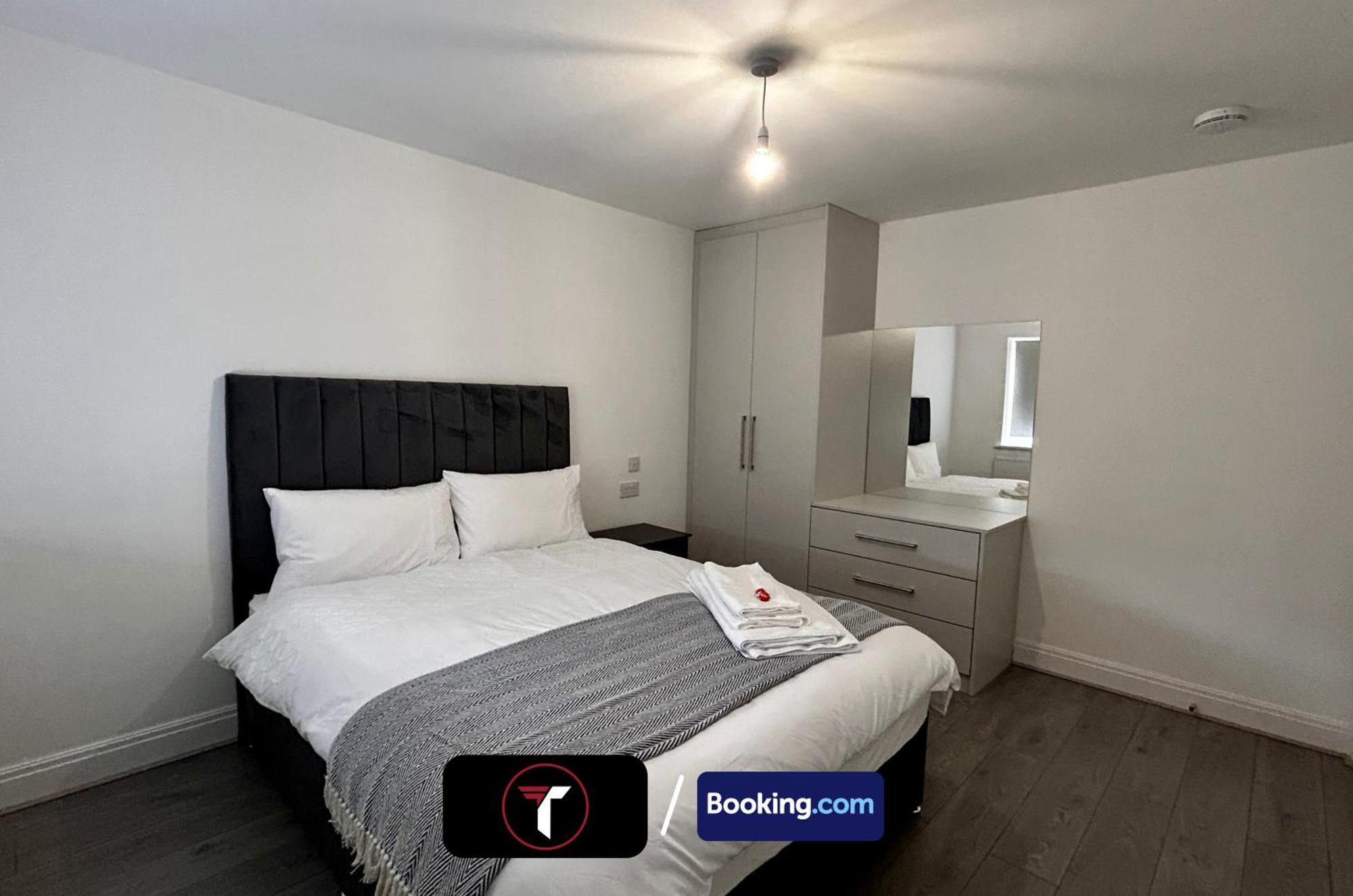Spacious 4 Bedroom By Tara Stays Short Lets & Serviced Accommodation Aldershot With Free Wifi & Garden מראה חיצוני תמונה