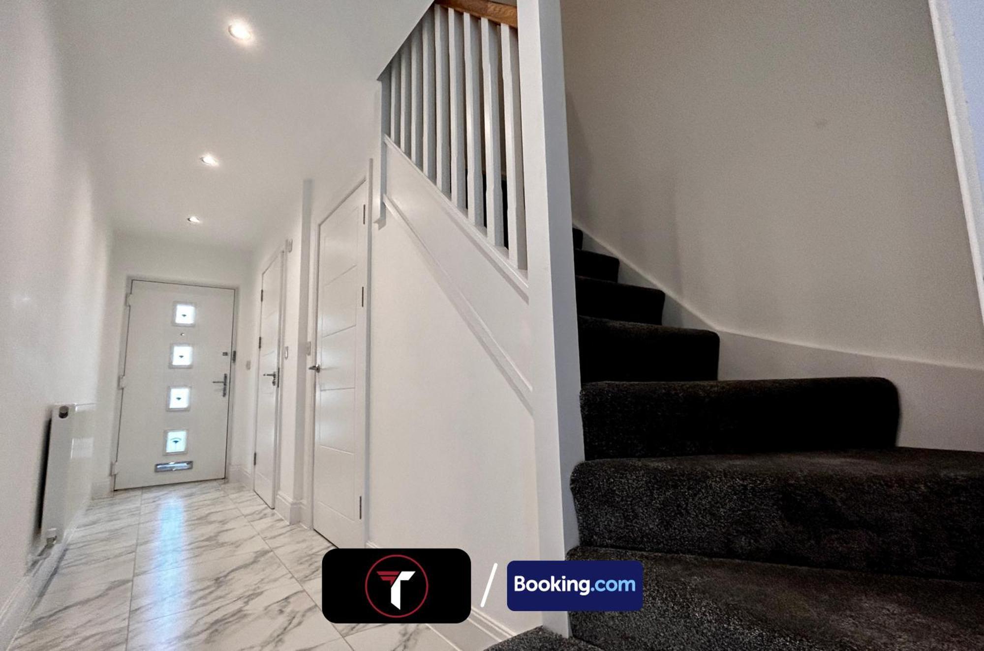 Spacious 4 Bedroom By Tara Stays Short Lets & Serviced Accommodation Aldershot With Free Wifi & Garden מראה חיצוני תמונה