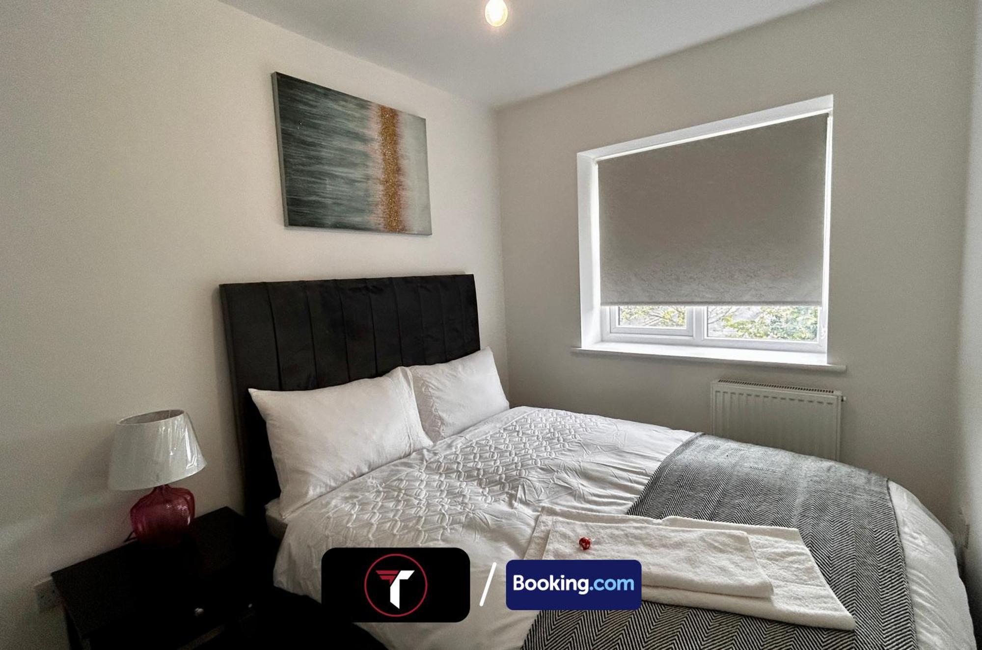 Spacious 4 Bedroom By Tara Stays Short Lets & Serviced Accommodation Aldershot With Free Wifi & Garden מראה חיצוני תמונה