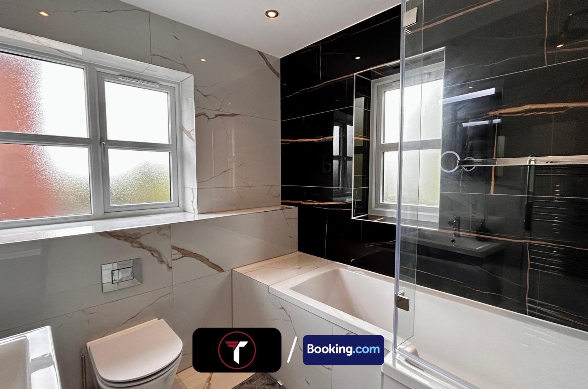 Spacious 4 Bedroom By Tara Stays Short Lets & Serviced Accommodation Aldershot With Free Wifi & Garden מראה חיצוני תמונה